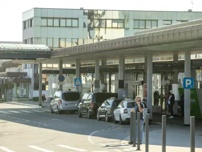 Taxi parking - letališče - parkirno mesto za taxi31.10.2024 - Letališče Jožeta Pučnika Ljubljana - Fraport Slovenija Upravljavec ljubljanskega letališča.FOTO: LUKA CJUHA