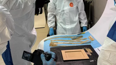 Spanish National Police inspect a Picasso painting "Still Life with Guitar", that disappeared during transport on October 10, 2025, in Madrid, Spain October 24, 2025. Spanish National Police/Handout via REUTERS ATTENTION EDITORS - THIS IMAGE HAS BEEN SUPPLIED BY A THIRD PARTY. NO RESALES. NO ARCHIVES. MANDATORY CREDIT.