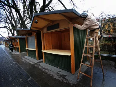 praznično okrasitev Ljubljane - stojnice za prodajo prazničnih daril -. božično novoletni sejem - Breg/FOTO: Matej Povše