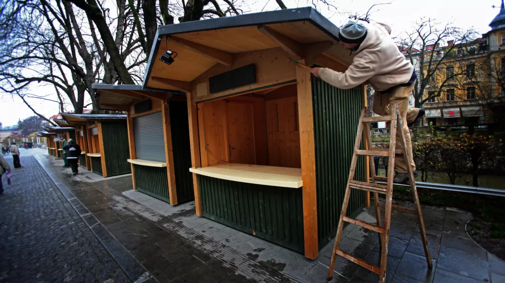 praznično okrasitev Ljubljane - stojnice za prodajo prazničnih daril -. božično novoletni sejem - Breg/FOTO: Matej Povše