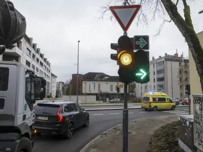 - 12.12.2023 – križišče Karlovška cesta – Predor pod Gradom - semafor - prometni znak zelena puščica za zavijanje desno pri rdeči luči -  //FOTO: Luka Cjuha