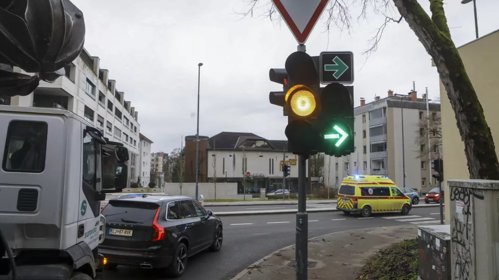 - 12.12.2023 – križišče Karlovška cesta – Predor pod Gradom - semafor - prometni znak zelena puščica za zavijanje desno pri rdeči luči -  //FOTO: Luka Cjuha