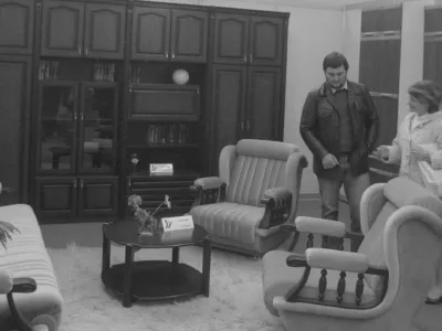 Prizor s sejma, na katerem so razkazovali tedanje tipično pohištvo. Na srede mize pa običajno ni bila vaza, pač pa pepelnik. / Foto: Profimedia