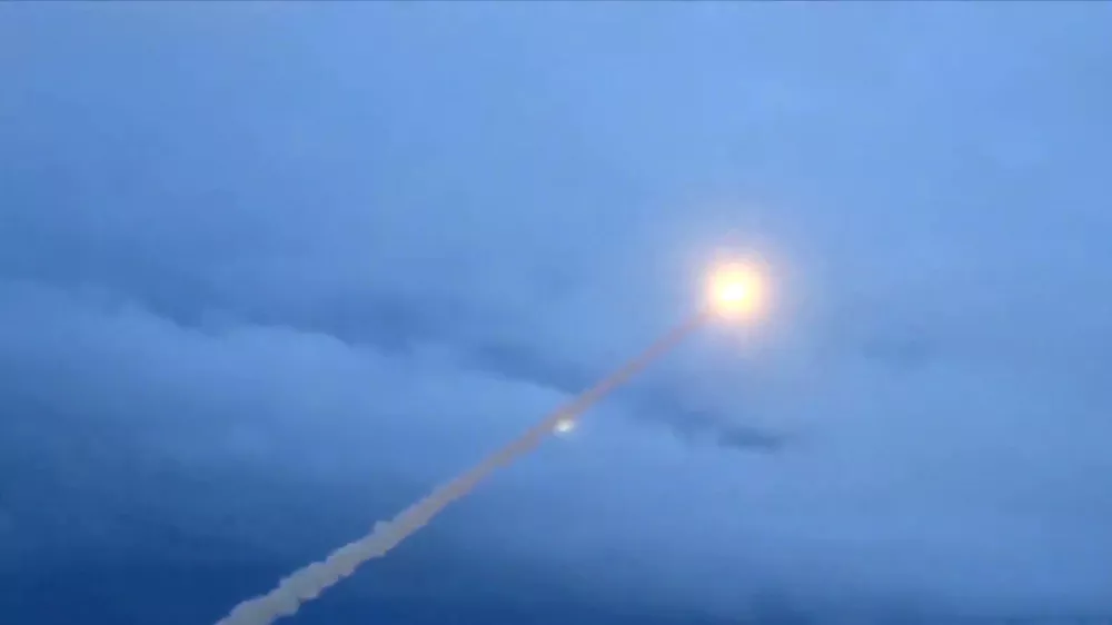 Med enim prejšnjih testiranj rakete.