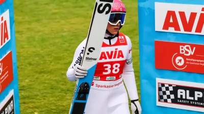 Abigail Strate je opravila oba skoka na sobotni tekmi in se že veselila uvrstitve na oder za zmagovalke, nato pa je bila diskvalificirana.