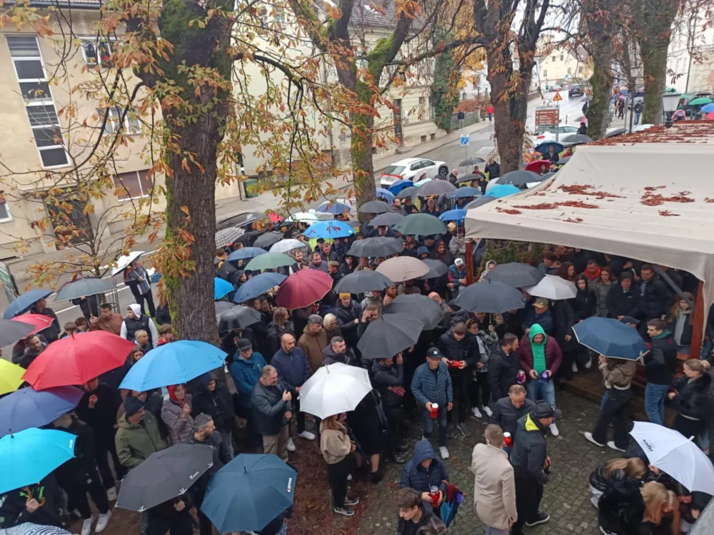Novo mesto.Zalovanje po tragicnem smrtonosnem napadu na moskega v Novem mestu.