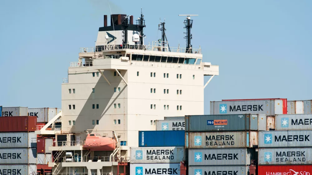 R7KD8A Detail photo of fully loaded container ship sailing on the WesterscheldeHamburg, tretje največje pristanišče v EU, je eno najbolj priljubljenih tarč organiziranih kriminalnih tolp. Foto: Reuters/Alamy