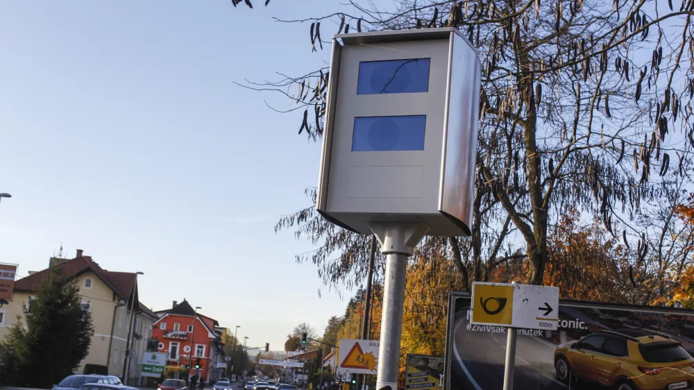 ﻿- 24.10.2017 - Dolenjska cesta v Ljubljani - novi stacionarni super radar ki lahko meri hitrost na obeh straneh prometnega toka hkrati, pri čemer lahko spremlja več vozil - nadzor hitrosti s samodejno merilno napravo – meritev hitrosti  //FOTO: Jaka Gasar