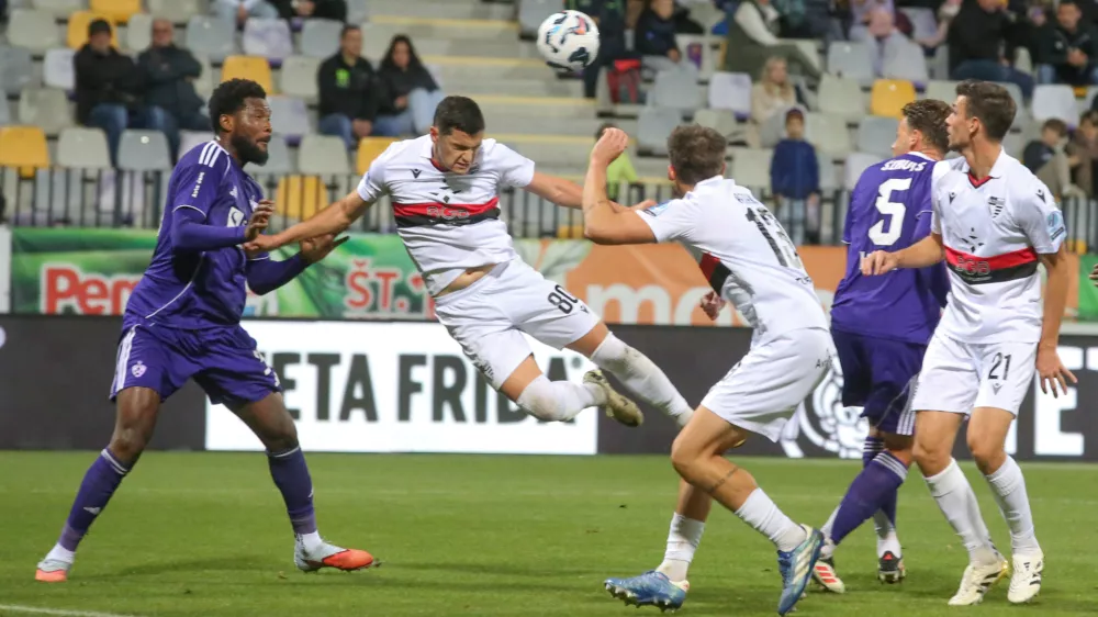 Slovenija, Maribor, 25.10.2025 - nogomet, 1.liga, NK Maribor, NK Primorje. Mirko Mutavčič (belui dres)