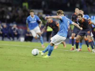25 October 2025, Italy, Naples: Napoli's Kevin De Bruyne celebrates scores his side's first goal during the Italian Serie A soccer match between SSC Napoli and Inter Milan at the Diego Armando Maradona Stadium. Photo: Antonio Balasco/LiveMedia-IPA/ZUMA Press Wire/dpa