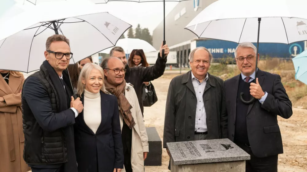 Hyla, Brnik, temeljni kamen. Foto: Dnevnik