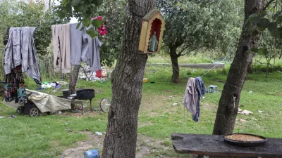 - romsko naselje Dobruška vas- 19.09.2024 - V Kulturnem domu v Škocjanu je bila seja Medresorske vladne komisije za urejanje položaja Romov, medtem bo pred kulturnim domom tudi protestni shod//FOTO: Jaka Gasar