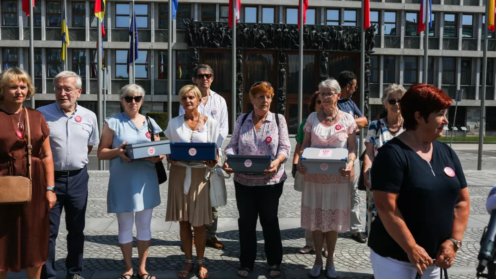 . Brigita Skela Savič,- Dušan Keber., - Igor Pribac (v ozadju), - predsednica združenja Srebrna nit Anita Caruso.- 17.07.2023 - avtorji zakona o pomoči pri prostovoljnem končanju življenja so oddali zbrane podpise volivcev in volivk v zakonodajni postopek; - predlog zakona o dolgotrajni oskrbi,- Evtanazija //FOTO: Bojan Velikonja