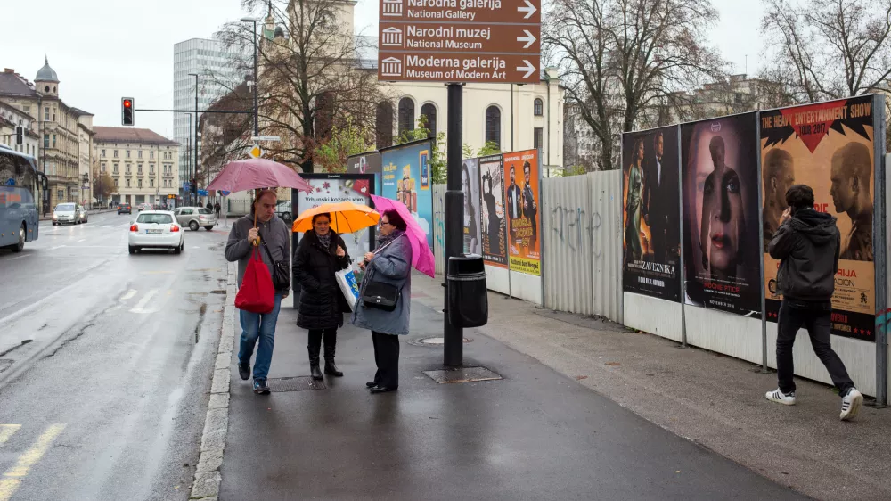 ﻿- 21.11.2016 - Gosposvetska cesta v Ljubljani - reklamni pano - plakatiranje - //FOTO: Matjaž Rušt