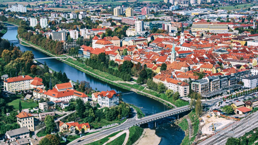 Pogled na Celje, kjer se bo odvila zanimiva debata. / Foto: Istock