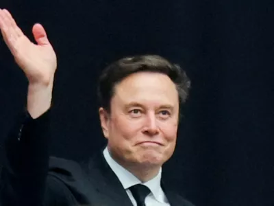 FILE PHOTO: Tesla CEO Elon Musk attends a memorial service for slain conservative commentator Charlie Kirk at State Farm Stadium, in Glendale, Arizona, U.S., September 21, 2025. REUTERS/Daniel Cole/File Photo / Foto: Daniel Cole