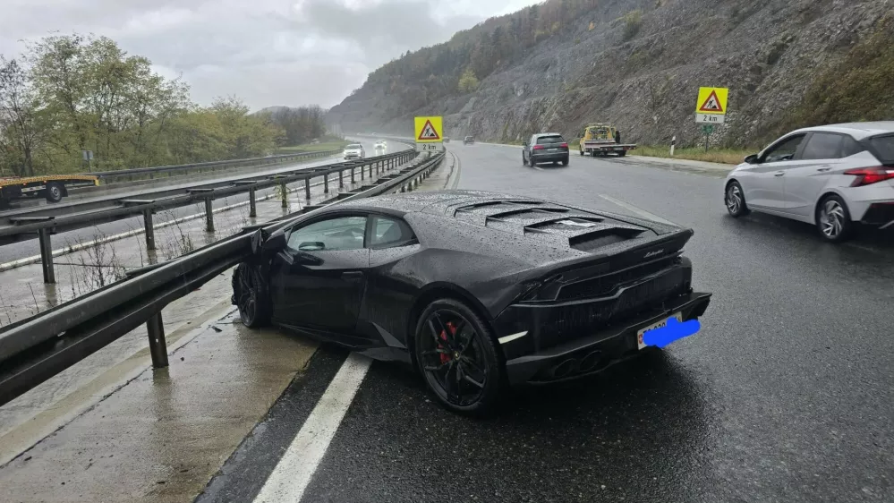 V prometni nesreči na hrvaški avtocesti je na avtu prestižne znamke nastalo za več kot sto tisoč evrov škode. 