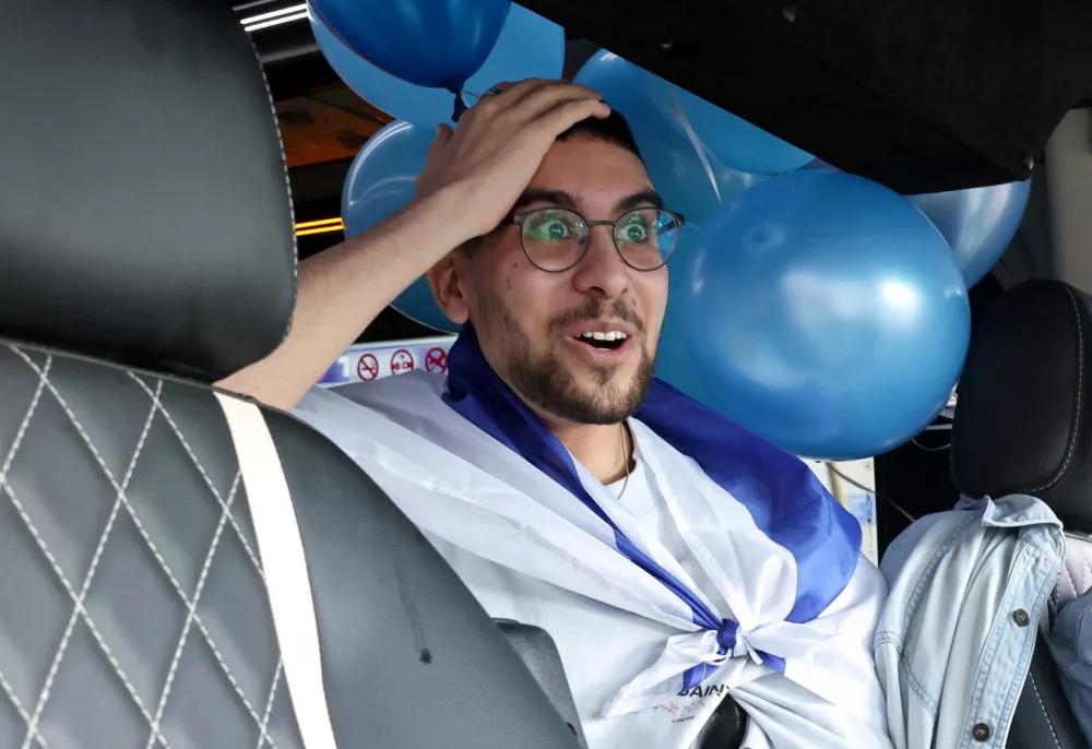 Former Israeli hostage Evyatar David, who was discharged from the hospital after more than two years in Gaza captivity, during which he was forced to dig his own grave, reacts as friends and neighbours gather to welcome him home, in Kfar Saba, Israel, October 26, 2025. REUTERS/Nir Elias   TPX IMAGES OF THE DAY