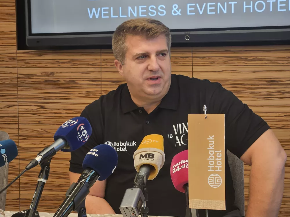 Maribor, Hotel Habakuk.Novinarska konferenca druzbe Plus minus Hotel o nadaljnjem razvoju hotela Habakuk pod Pohorjem.Sodirektor druzbe Plus minus Hotel in predsednik uprave Metalke Commerce Franc Ziherl.