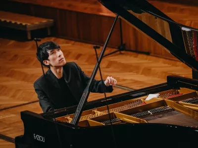 Čari in sence prestiža