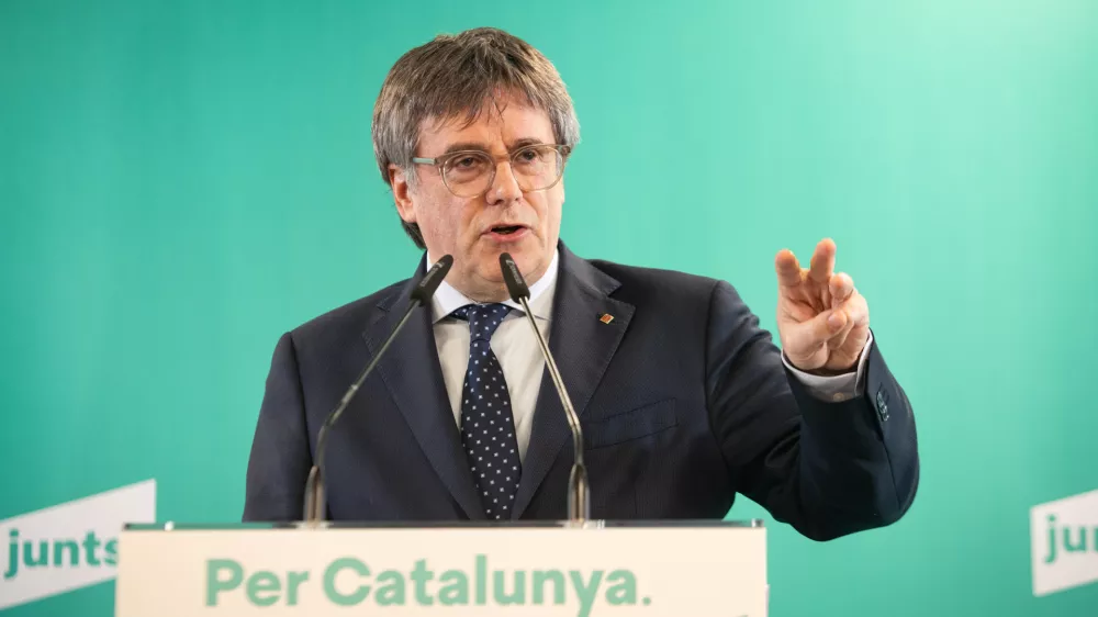 27 October 2025, France, Perpignan: Junts party of Catalan separatist leader Carles Puigdemont speaks during a press conference following a Junts per Catalunya party meeting in Perpignan. Puigdemont decided to cancel its support pact with Sánchez's Socialist Party (PSOE) Photo: Glòria Sánchez/EUROPA PRESS/dpa