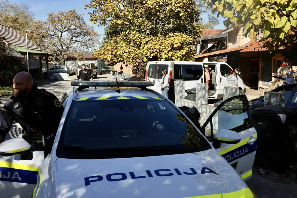 Romsko naselje Kerinov grmPolicijska patrulja