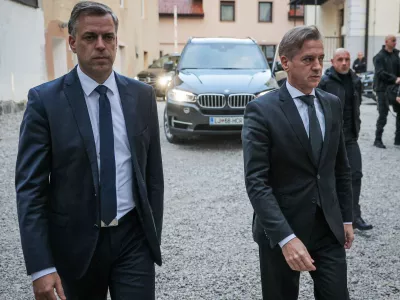 Novo Mesto, Rotovz.Izredna seja obcinskega sveta Mestne obcine Novo mesto, na kateri so obravnavali varnostno problematiko v regiji.Novomeski zupan Gregor Macedoni in predsednik vlade Robert Golob.