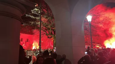 Nekaj po 18. uri so na trgu zagorele bakle. Foto: Špela Ferlin