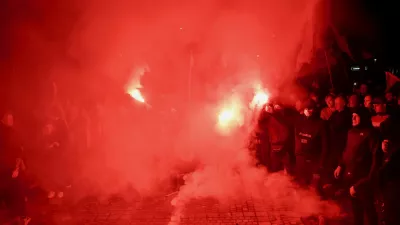 Nekaj po 18. uri so na trgu zagorele bakle. Foto: Jaka Gasar