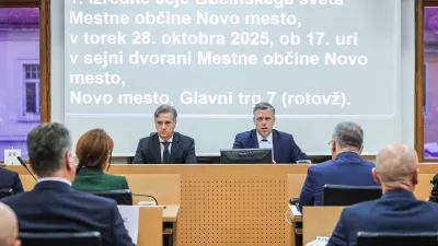 Novo Mesto, Rotovz.Izredna seja obcinskega sveta Mestne obcine Novo mesto, na kateri so obravnavali varnostno problematiko v regiji, nanjo pa so vabljeni tudi predstavniki drzave, med drugim premier Robert Golob in nekateri ministri.Novomeski zupan Gregor Macedoni in predsednik vlade Robert Golob.