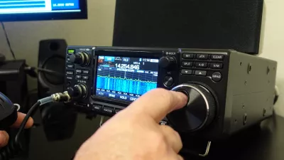 Man changing frequency on a modern radio transceiver / Foto: Richard Stephen