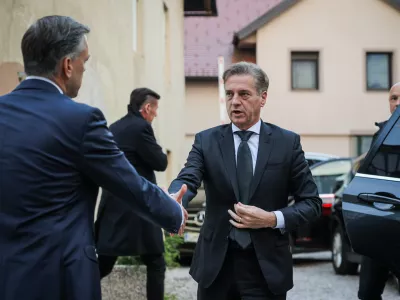 Novo Mesto, Rotovz.Izredna seja obcinskega sveta Mestne obcine Novo mesto, na kateri so obravnavali varnostno problematiko v regiji.Novomeski zupan Gregor Macedoni in predsednik vlade Robert Golob.