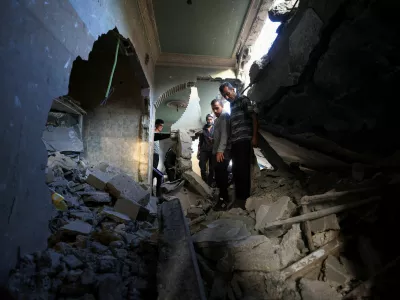Palestinians inspect the site of an overnight Israeli strike on a house in Gaza City, October 29, 2025. REUTERS/Dawoud Abu Alkas