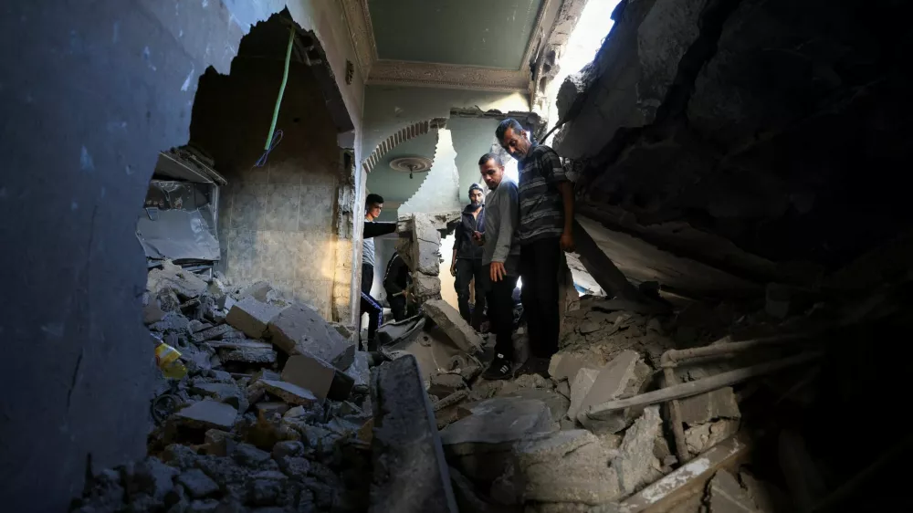 Palestinians inspect the site of an overnight Israeli strike on a house in Gaza City, October 29, 2025. REUTERS/Dawoud Abu Alkas