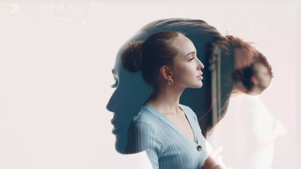 Multiple exposure portrait of european american caucasian woman with serious sad facial expression. Mental health, depression and emotions concept. / Foto: Primipil