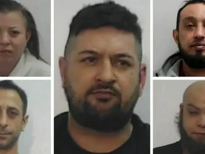 Petčlanska romunska kriminalna združba, štirje moški in ena ženska, so med letoma 2021 in 2022 v različnih stanovanjih po škotskem Dundeeju posiljevala in spolno zlorabljala deset žensk, starih med 16 in 30 let. 