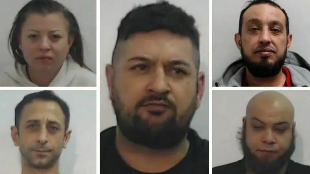 Petčlanska romunska kriminalna združba, štirje moški in ena ženska, so med letoma 2021 in 2022 v različnih stanovanjih po škotskem Dundeeju posiljevala in spolno zlorabljala deset žensk, starih med 16 in 30 let. 