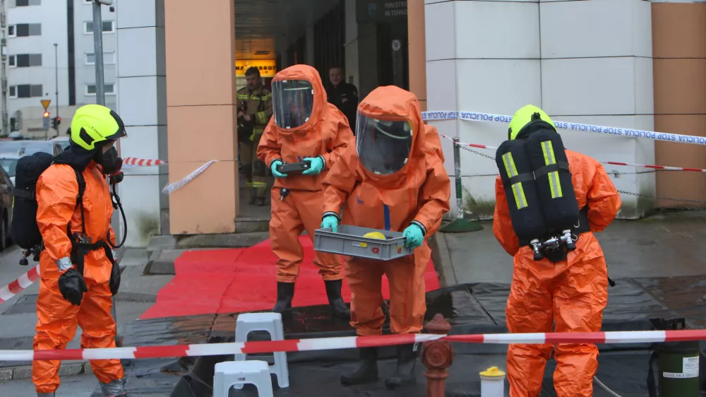 ﻿- preplah na ministrstvu za gospodarstvo - prejeli pismo iz katerega se je usul beli prah, ki bi lahko bil antraks. - plinotesna zaščitna obleka - 06.03.2017 - Ministrstvo za gospodarski razvoj in tehnologijo RS, Kotnikova ulica 5 //FOTO: Tomaž Skale