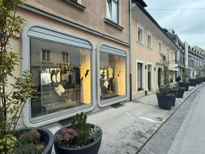 Namesto avtomobilov cvetlični lonci