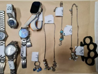 Pri osumljencu velike tatvine so zasegli nakit, ure, pa tudi kovinski bokser. 