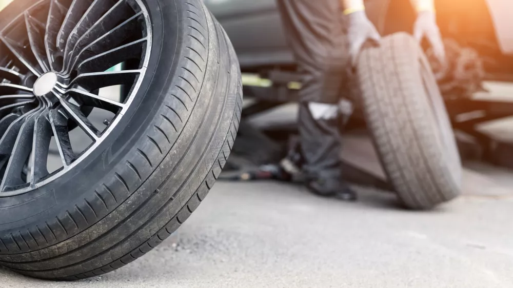 Car wheel repair shop outdoor ground. Seasonal winter tyre change at workshop. Vehicle tire repair, inspection and maintenance. Automotive garage for replace spare parts after failure breakdown. / Foto: Gkv