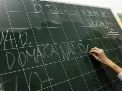 - šolstvo - osnovnošolci - učenci - pouk - domača naloga - šolska tabla- Osnovna šola Ledina, Komenskega ulica 19 //FOTO: Luka Cjuha