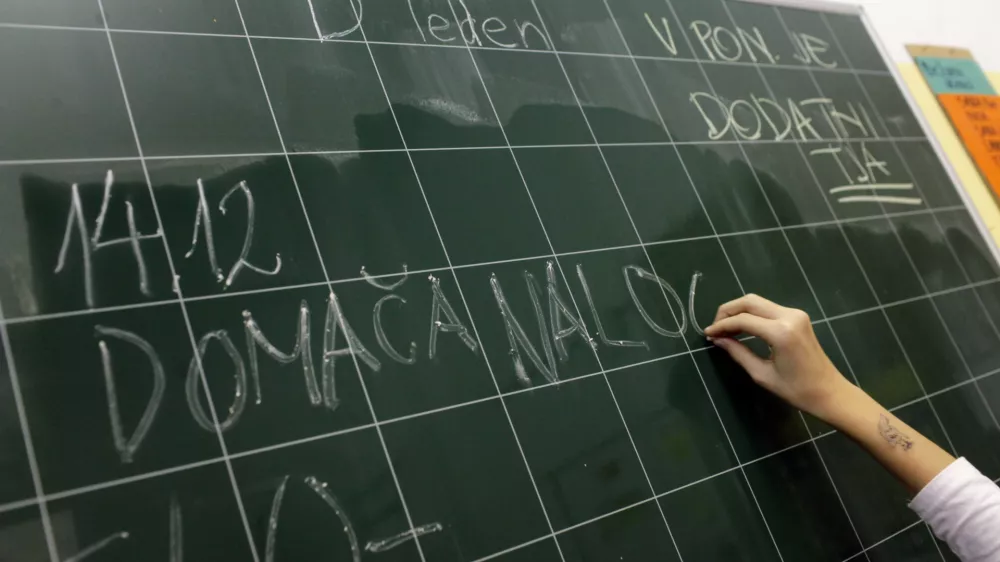 - šolstvo - osnovnošolci - učenci - pouk - domača naloga - šolska tabla- Osnovna šola Ledina, Komenskega ulica 19 //FOTO: Luka Cjuha