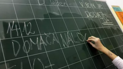 - šolstvo - osnovnošolci - učenci - pouk - domača naloga - šolska tabla- Osnovna šola Ledina, Komenskega ulica 19 //FOTO: Luka Cjuha