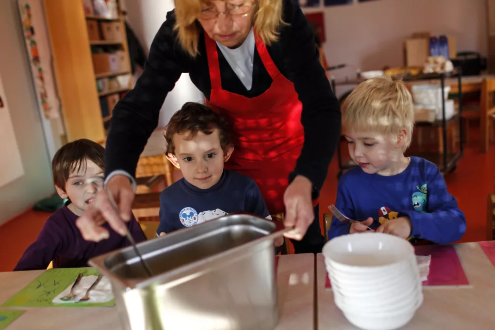 vzgojiteljica - prehrana - kosilo - obrok - otrok- Vrtec Trnovo - zavod za predšolsko vzgojo - predšolski otroci -    //FOTO: Jaka Gasar