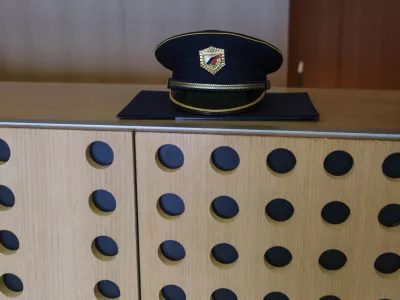 ﻿- simbolična fotografija - policijska uniforma - kapa - 27.06.2016 - POLICIJA - Dan Policije - Osrednja prireditev ob dnevu slovenske policije v spomin na organiziran in profesionalen upor agresorju na ozemlju Republike Slovenije ter v spomin na dogodek leta 1991, ko so se policisti spopadli z Jugoslovansko ljudsko armado na mejnem prehodu Holmec,  //FOTO: Luka Cjuha