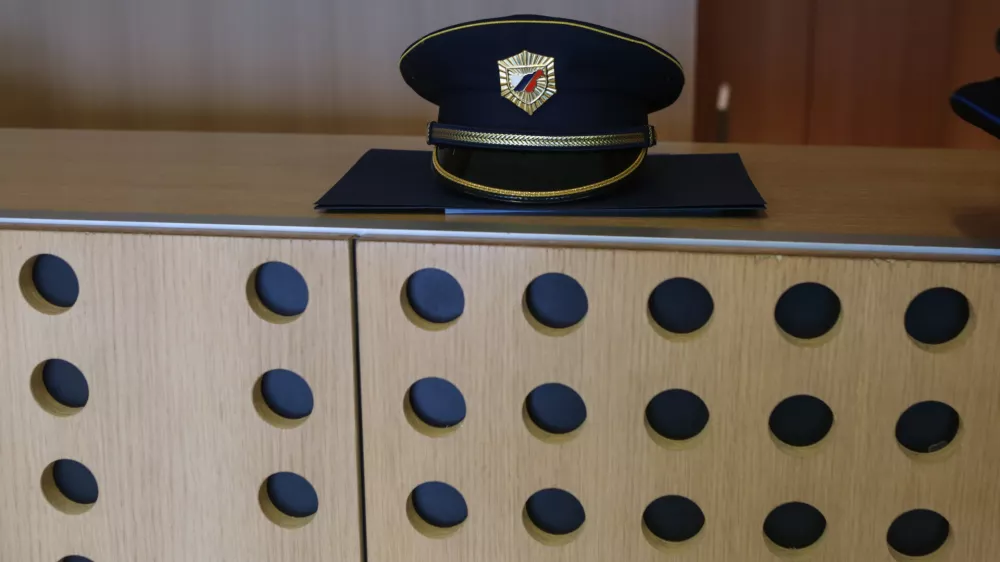 ﻿- simbolična fotografija - policijska uniforma - kapa - 27.06.2016 - POLICIJA - Dan Policije - Osrednja prireditev ob dnevu slovenske policije v spomin na organiziran in profesionalen upor agresorju na ozemlju Republike Slovenije ter v spomin na dogodek leta 1991, ko so se policisti spopadli z Jugoslovansko ljudsko armado na mejnem prehodu Holmec,  //FOTO: Luka Cjuha