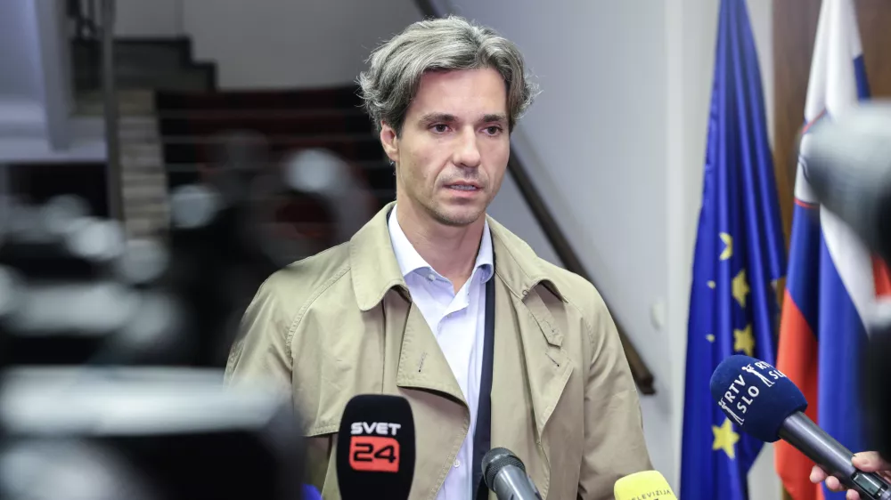 Luka Mesec- 28.10.2025 - Izredna skupščina občine Novo Mesto s svetniki in predstavniki vlade in protest proti romskemu nasilju z naslovom Dovolj je!//FOTO: Jaka Gasar