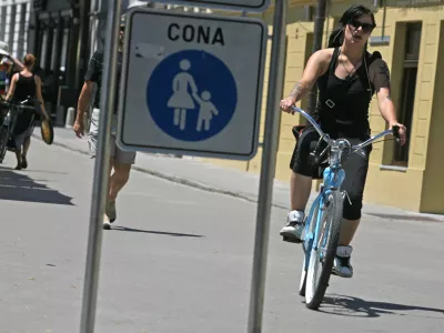 - kolesar na coni za pešce - kolesarji in pešci //FOTO: Luka Cjuha