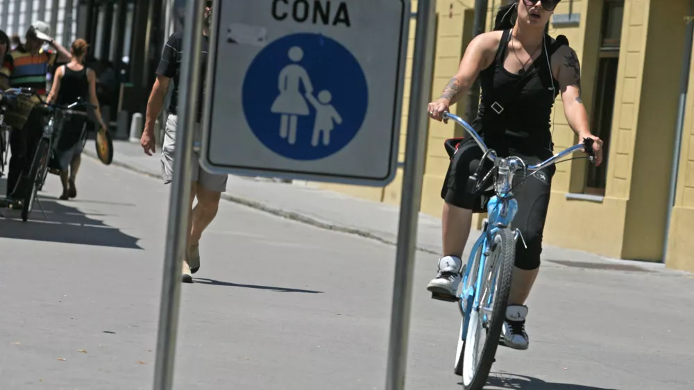 - kolesar na coni za pešce - kolesarji in pešci //FOTO: Luka Cjuha